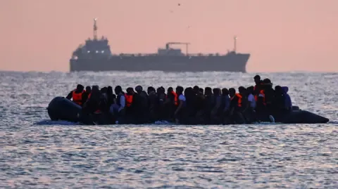 First Migrant Returned to France Under Recent ‘One In, One Out’ Policy